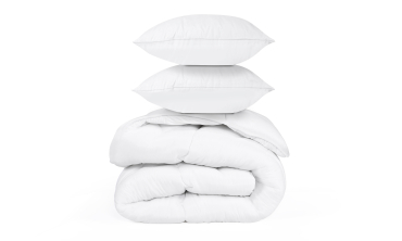 Couette extra chaude blanche 240x260cm anti-acariens - microfibres 700 g/m2 + 2 oreillers